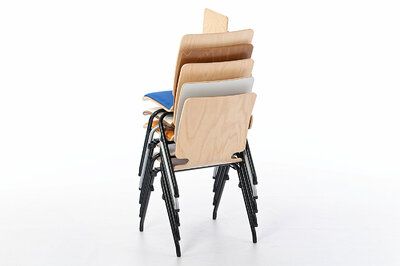 Robuste Schalenstühle mit Schreibtablar